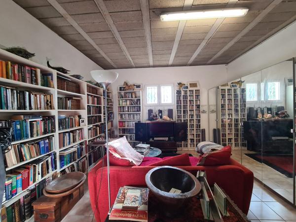 Maison traditionelle à la campagne et à pied du village