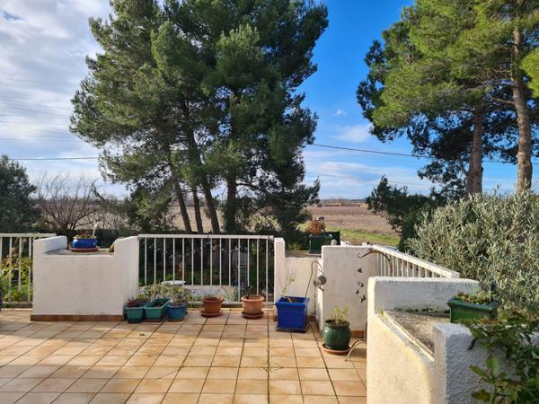 Maison traditionelle à la campagne et à pied du village