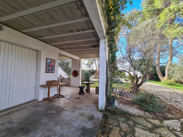 Maison traditionelle à la campagne et à pied du village