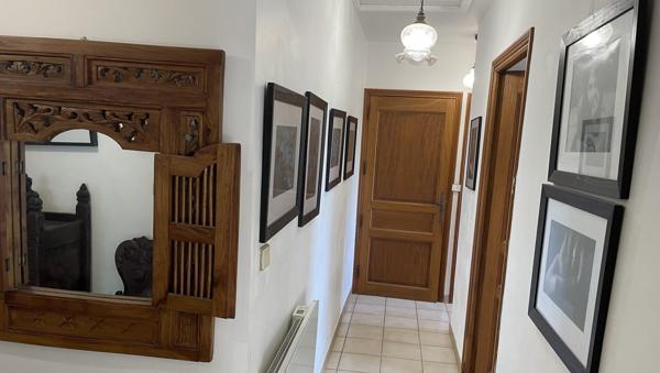 Maison traditionelle à la campagne et à pied du village