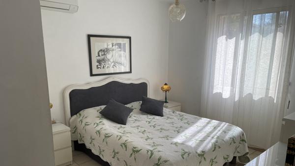 Maison traditionelle à la campagne et à pied du village