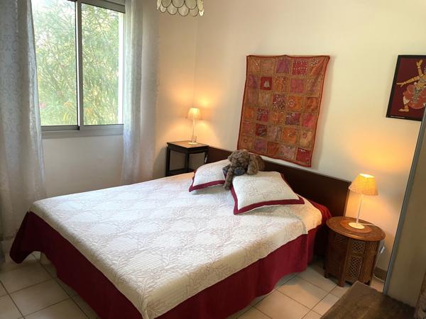 Maison traditionelle à la campagne et à pied du village