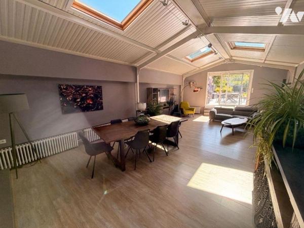 A vendre chez votre Notaire, belle maison familiale aux volumes généreux de 198m² de surface ha...