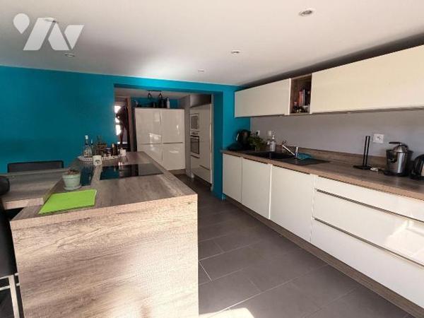 A vendre chez votre Notaire, belle maison familiale aux volumes généreux de 198m² de surface ha...