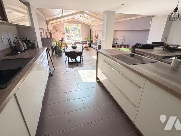 A vendre chez votre Notaire, belle maison familiale aux volumes généreux de 198m² de surface ha...