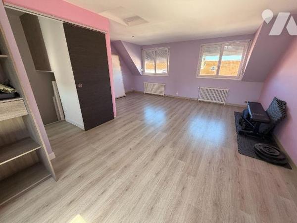 A vendre chez votre Notaire, belle maison familiale aux volumes généreux de 198m² de surface ha...