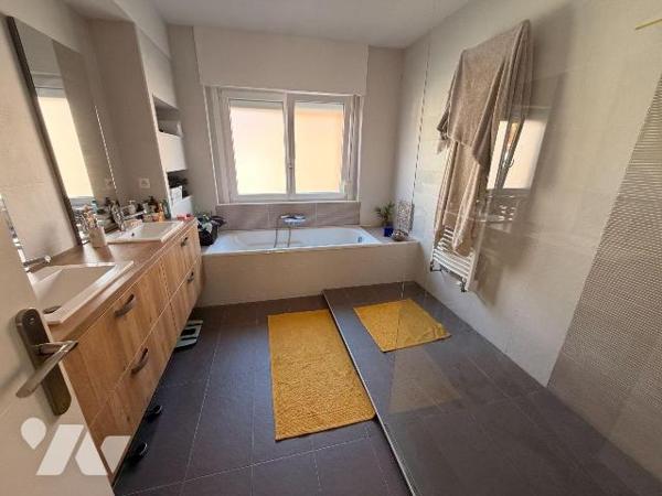 A vendre chez votre Notaire, belle maison familiale aux volumes généreux de 198m² de surface ha...