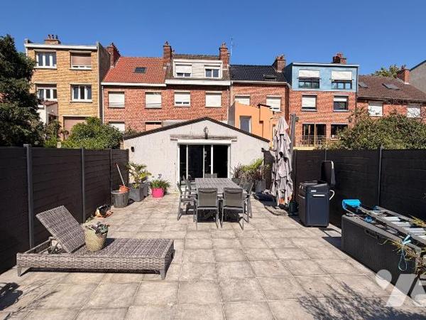 A vendre chez votre Notaire, belle maison familiale aux volumes généreux de 198m² de surface ha...