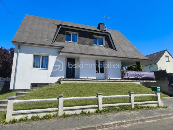 Pavillon des années 70 avec beaucoup de travaux effectués en 2014 (isolation extérieur, grenier, garage, portes, fenetres, electricité...)
Le pavillon se compose d'une salle à manger, une belle piece de vie avec cuisine équipée / aménagée sur le même niveau une chambre, wc, salle de bain.
A l'etage : 4 chhambres dont une tres grande de plus de 20m2, wc, salle d'eau.

Garage sur toute la surface
buanderie, cave sur terre batue
porte de garage electrique.

Maison qui est prête à recevoir une nouvelle famille !
