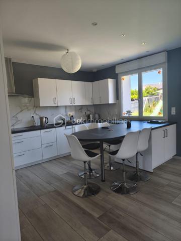 Pavillon des années 70 avec beaucoup de travaux effectués en 2014 (isolation extérieur, grenier, garage, portes, fenetres, electricité...)
Le pavillon se compose d'une salle à manger, une belle piece de vie avec cuisine équipée / aménagée sur le même niveau une chambre, wc, salle de bain.
A l'etage : 4 chhambres dont une tres grande de plus de 20m2, wc, salle d'eau.

Garage sur toute la surface
buanderie, cave sur terre batue
porte de garage electrique.

Maison qui est prête à recevoir une nouvelle famille !