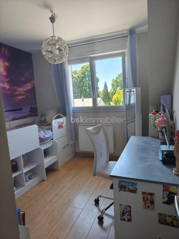 Pavillon des années 70 avec beaucoup de travaux effectués en 2014 (isolation extérieur, grenier, garage, portes, fenetres, electricité...)
Le pavillon se compose d'une salle à manger, une belle piece de vie avec cuisine équipée / aménagée sur le même niveau une chambre, wc, salle de bain.
A l'etage : 4 chhambres dont une tres grande de plus de 20m2, wc, salle d'eau.

Garage sur toute la surface
buanderie, cave sur terre batue
porte de garage electrique.

Maison qui est prête à recevoir une nouvelle famille !