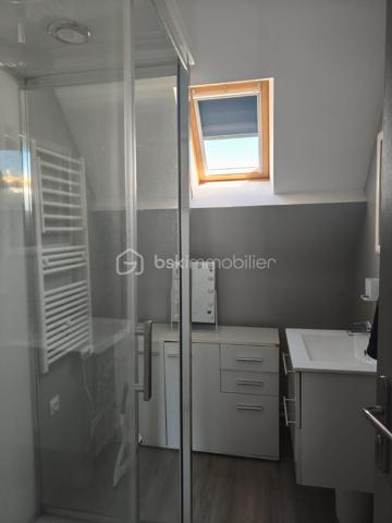 Pavillon des années 70 avec beaucoup de travaux effectués en 2014 (isolation extérieur, grenier, garage, portes, fenetres, electricité...)
Le pavillon se compose d'une salle à manger, une belle piece de vie avec cuisine équipée / aménagée sur le même niveau une chambre, wc, salle de bain.
A l'etage : 4 chhambres dont une tres grande de plus de 20m2, wc, salle d'eau.

Garage sur toute la surface
buanderie, cave sur terre batue
porte de garage electrique.

Maison qui est prête à recevoir une nouvelle famille !