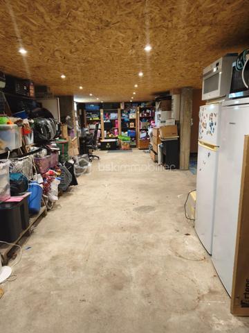 Pavillon des années 70 avec beaucoup de travaux effectués en 2014 (isolation extérieur, grenier, garage, portes, fenetres, electricité...)
Le pavillon se compose d'une salle à manger, une belle piece de vie avec cuisine équipée / aménagée sur le même niveau une chambre, wc, salle de bain.
A l'etage : 4 chhambres dont une tres grande de plus de 20m2, wc, salle d'eau.

Garage sur toute la surface
buanderie, cave sur terre batue
porte de garage electrique.

Maison qui est prête à recevoir une nouvelle famille !