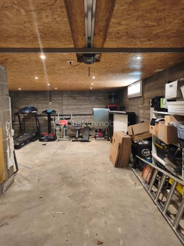 Pavillon des années 70 avec beaucoup de travaux effectués en 2014 (isolation extérieur, grenier, garage, portes, fenetres, electricité...)
Le pavillon se compose d'une salle à manger, une belle piece de vie avec cuisine équipée / aménagée sur le même niveau une chambre, wc, salle de bain.
A l'etage : 4 chhambres dont une tres grande de plus de 20m2, wc, salle d'eau.

Garage sur toute la surface
buanderie, cave sur terre batue
porte de garage electrique.

Maison qui est prête à recevoir une nouvelle famille !