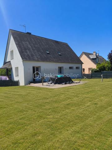 Pavillon des années 70 avec beaucoup de travaux effectués en 2014 (isolation extérieur, grenier, garage, portes, fenetres, electricité...)
Le pavillon se compose d'une salle à manger, une belle piece de vie avec cuisine équipée / aménagée sur le même niveau une chambre, wc, salle de bain.
A l'etage : 4 chhambres dont une tres grande de plus de 20m2, wc, salle d'eau.

Garage sur toute la surface
buanderie, cave sur terre batue
porte de garage electrique.

Maison qui est prête à recevoir une nouvelle famille !