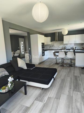Pavillon des années 70 avec beaucoup de travaux effectués en 2014 (isolation extérieur, grenier, garage, portes, fenetres, electricité...)
Le pavillon se compose d'une salle à manger, une belle piece de vie avec cuisine équipée / aménagée sur le même niveau une chambre, wc, salle de bain.
A l'etage : 4 chhambres dont une tres grande de plus de 20m2, wc, salle d'eau.

Garage sur toute la surface
buanderie, cave sur terre batue
porte de garage electrique.

Maison qui est prête à recevoir une nouvelle famille !