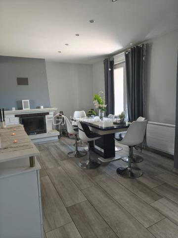 Pavillon des années 70 avec beaucoup de travaux effectués en 2014 (isolation extérieur, grenier, garage, portes, fenetres, electricité...)
Le pavillon se compose d'une salle à manger, une belle piece de vie avec cuisine équipée / aménagée sur le même niveau une chambre, wc, salle de bain.
A l'etage : 4 chhambres dont une tres grande de plus de 20m2, wc, salle d'eau.

Garage sur toute la surface
buanderie, cave sur terre batue
porte de garage electrique.

Maison qui est prête à recevoir une nouvelle famille !