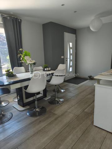 Pavillon des années 70 avec beaucoup de travaux effectués en 2014 (isolation extérieur, grenier, garage, portes, fenetres, electricité...)
Le pavillon se compose d'une salle à manger, une belle piece de vie avec cuisine équipée / aménagée sur le même niveau une chambre, wc, salle de bain.
A l'etage : 4 chhambres dont une tres grande de plus de 20m2, wc, salle d'eau.

Garage sur toute la surface
buanderie, cave sur terre batue
porte de garage electrique.

Maison qui est prête à recevoir une nouvelle famille !
