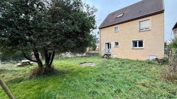 Maison 5 chambres avec garage et jardin.