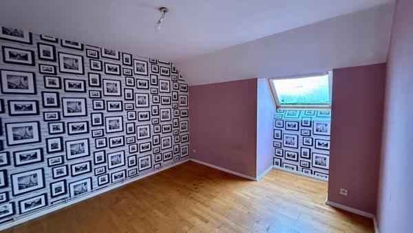 Maison 5 chambres avec garage et jardin.