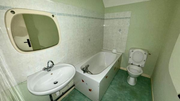 Maison 5 chambres avec garage et jardin.