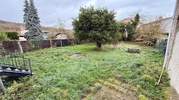 Maison 5 chambres avec garage et jardin.