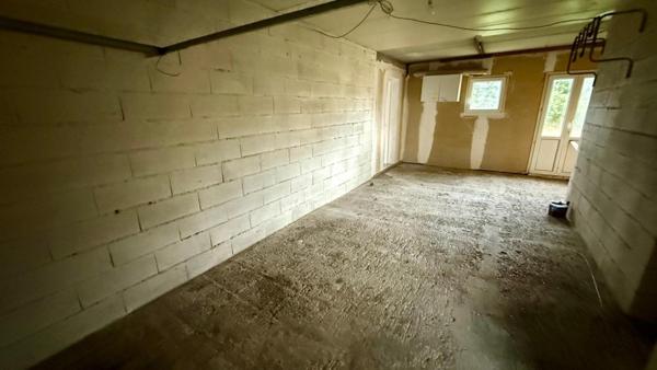 Maison 5 chambres avec garage et jardin.