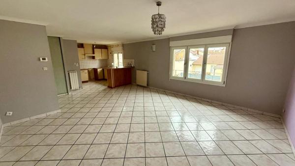 Maison 5 chambres avec garage et jardin.