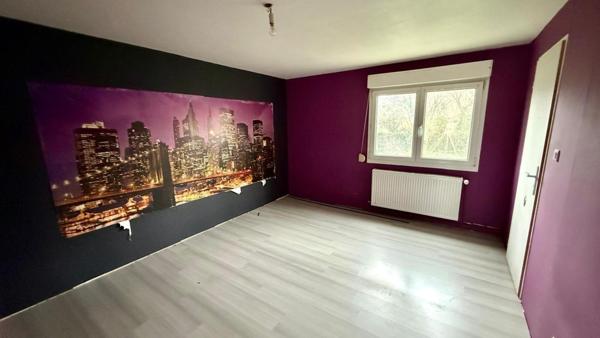 Maison 5 chambres avec garage et jardin.