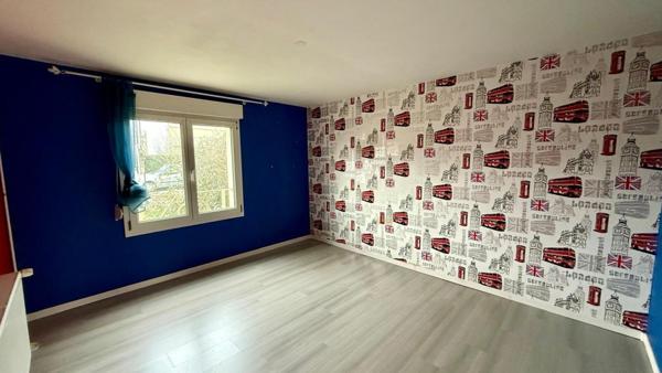 Maison 5 chambres avec garage et jardin.