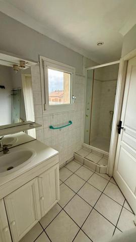 Maison 5 chambres avec garage et jardin.