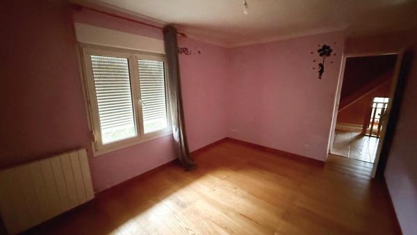 Maison 5 chambres avec garage et jardin.