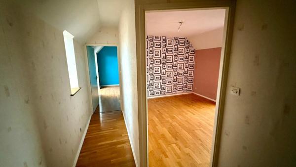 Maison 5 chambres avec garage et jardin.