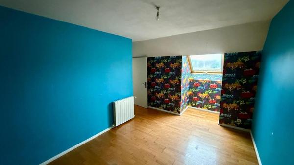 Maison 5 chambres avec garage et jardin.