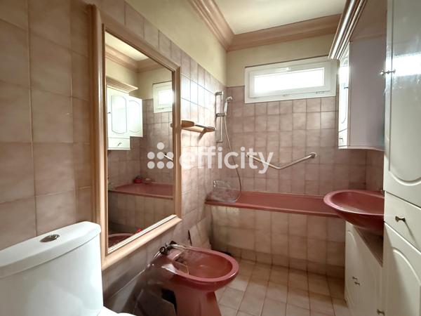 Maison
         6 pièces
        - 112 m² 365 000 € *