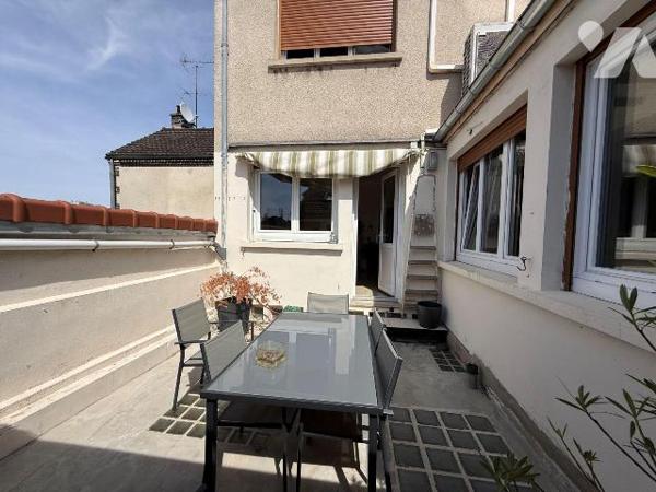 À vendre à Troyes secteur gare, maison d'environ 220 m² , offrant de beaux volumes répartis sur...