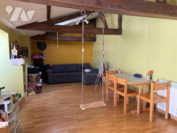 À vendre à Troyes secteur gare, maison d'environ 220 m² , offrant de beaux volumes répartis sur...