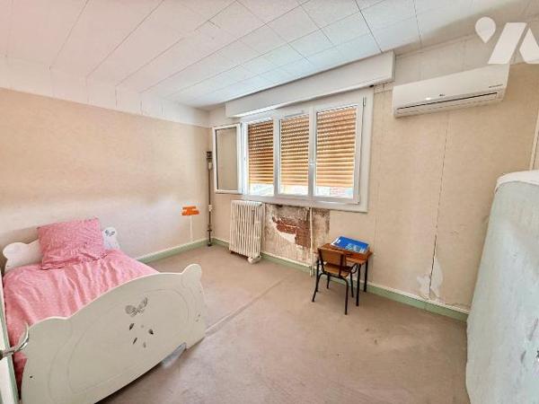 À vendre à Troyes secteur gare, maison d'environ 220 m² , offrant de beaux volumes répartis sur...