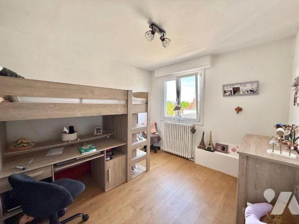 À vendre à Troyes secteur gare, maison d'environ 220 m² , offrant de beaux volumes répartis sur...