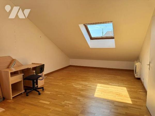 À vendre à Troyes secteur gare, maison d'environ 220 m² , offrant de beaux volumes répartis sur...