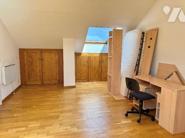 À vendre à Troyes secteur gare, maison d'environ 220 m² , offrant de beaux volumes répartis sur...