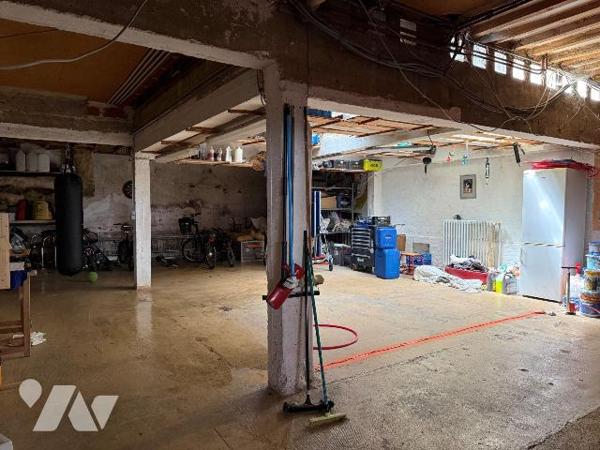 À vendre à Troyes secteur gare, maison d'environ 220 m² , offrant de beaux volumes répartis sur...