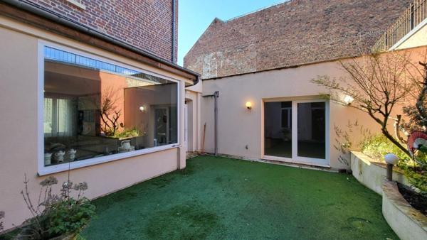 CHARMANTE MAISON HYPER CENTRE AVEC  EXERIEUR ET GARAGE