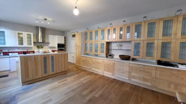 CHARMANTE MAISON HYPER CENTRE AVEC  EXERIEUR ET GARAGE