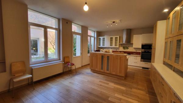 CHARMANTE MAISON HYPER CENTRE AVEC  EXERIEUR ET GARAGE