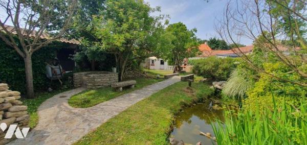Maison de plain-pied de 60,80 m² et ses dépendances sur un terrain clos d'environ 515 m² 