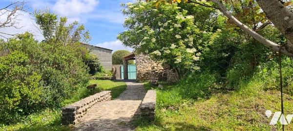 Maison de plain-pied de 60,80 m² et ses dépendances sur un terrain clos d'environ 515 m² 