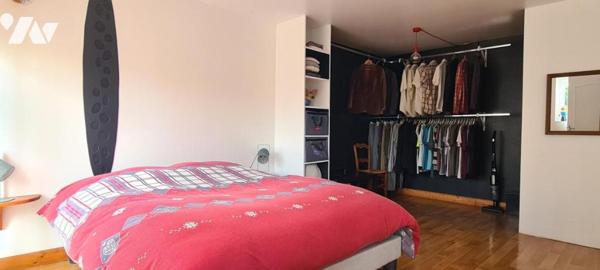 Maison de plain-pied de 60,80 m² et ses dépendances sur un terrain clos d'environ 515 m² 