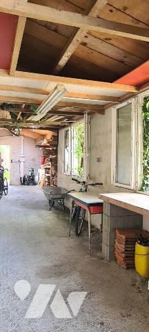 Maison de plain-pied de 60,80 m² et ses dépendances sur un terrain clos d'environ 515 m² 