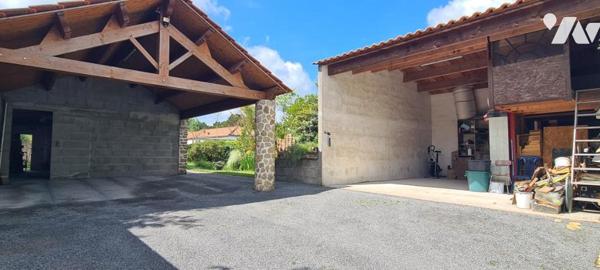 Maison de plain-pied de 60,80 m² et ses dépendances sur un terrain clos d'environ 515 m² 
